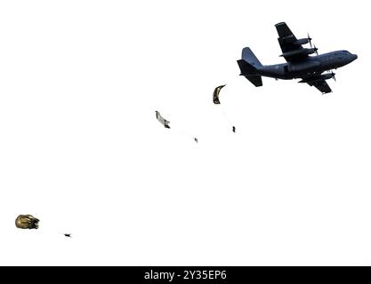 ZOUTKAMP - die Air Mobile Brigade trainiert gemeinsam mit 12 internationalen Partnern den Flugbetrieb während einer Trainingsübung rund um die Feier der Operation Market Garden. In einem Übungsszenario führen sie einen Luftangriff auf das Übungsdorf Marnehuizen durch. ANP REMKO DE WAAL niederlande raus - belgien raus Stockfoto