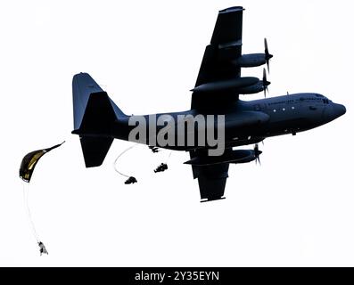 ZOUTKAMP - die Air Mobile Brigade trainiert gemeinsam mit 12 internationalen Partnern den Flugbetrieb während einer Trainingsübung rund um die Feier der Operation Market Garden. In einem Übungsszenario führen sie einen Luftangriff auf das Übungsdorf Marnehuizen durch. ANP REMKO DE WAAL niederlande raus - belgien raus Stockfoto