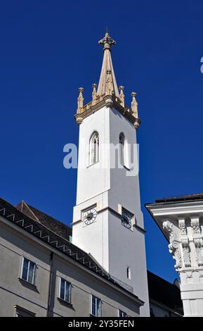 Der Turm der historischen Augustinerkirche am Josefsplatz neben der Wiener Hofburg. Stockfoto