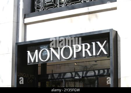 Paris, Frankreich - 12. April 2023: Monoprix-Geschäft in Paris, Frankreich. Es ist eine große französische Einzelhandelskette, die 1932 gegründet wurde. Stockfoto