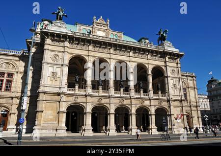 Das Wahrzeichen der Wiener Staatsoper an der Ringstraße wurde nach dem Zweiten Weltkrieg wieder aufgebaut. Stockfoto