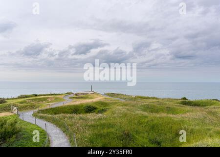 Die Pointe du hoc, Frankreich: Landzunge mit Blick auf das Meer, berühmt für Bunker, Bombenkrater und ein Denkmal für Soldaten des Zweiten Weltkriegs Stockfoto