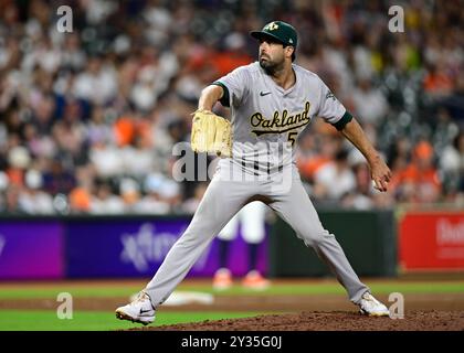 Oakland Athletics Pitcher Scott Alexander (54) im neunten Inning während des MLB Baseballspiels zwischen den Oakland Athletics und den Houston Astros o Stockfoto