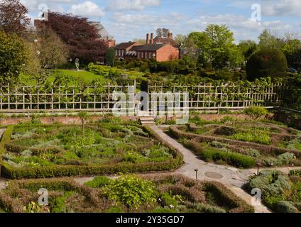 New Place, Shakespeares Family Home & befindet sich in Stratford-upon-Avon in England und hat Einen neuen Garten, den Sunken Knot Garden Stockfoto