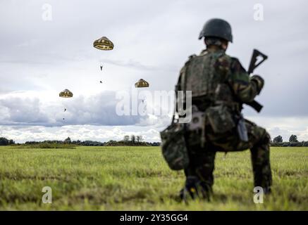 ZOUTKAMP - die Air Mobile Brigade trainiert gemeinsam mit 12 internationalen Partnern den Flugbetrieb während einer Trainingsübung rund um die Feier der Operation Market Garden. In einem Übungsszenario führen sie einen Luftangriff auf das Übungsdorf Marnehuizen durch. ANP REMKO DE WAAL niederlande raus - belgien raus Stockfoto