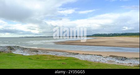 Der letzte Durchgang des Ogmore River (Afon Ogwr) zu dem Ort, an dem er in den Bristol Channel mündet. Verstecken Sie die Flut, die sich zurückzieht; am späten Nachmittag; im Spätsommer. Stockfoto