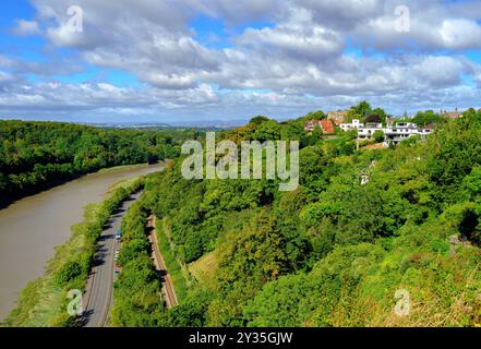 Blick über die Avon Gorge A4 Portway und Severn Beach Line und Cook's Folly vom Aussichtspunkt Sea Walls auf den Downs Bristol UK Stockfoto