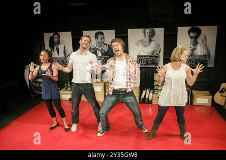 l-r: Kathryn Drysdale, Felix Scott, Hugh Skinner, Katie Lyons in SUDDENLOSSOFDIGNITY. COM von Zawe Ashton, James Graham, Joel Horwood, Morgan Lloyd Malcolm & Michelle Terry am Bush Theatre, London W12 03/08/2009 Regie: Anthea Williams Stockfoto