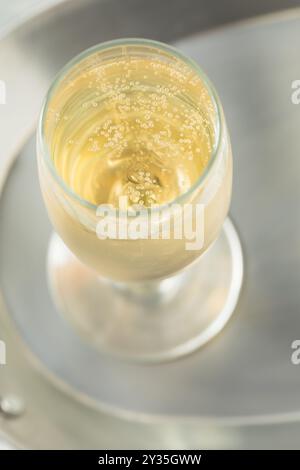 Sekt kalt erfrischender Prosecco-Champagner in einem geriffelten Glas Stockfoto