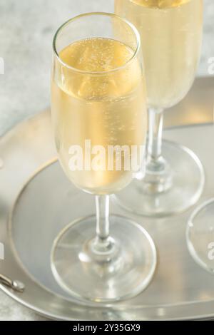 Sekt kalt erfrischender Prosecco-Champagner in einem geriffelten Glas Stockfoto