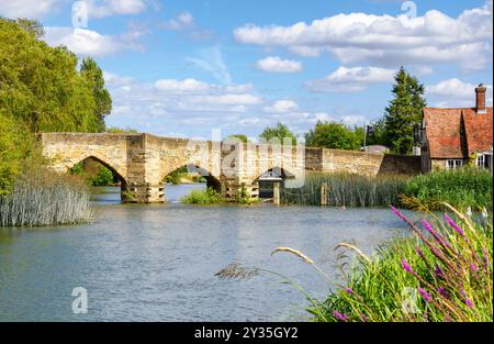 Newbridge überquert die Themse in Oxfordshire UK - eigentlich eine mittelmäßige Brücke aus dem 13. Jahrhundert Stockfoto