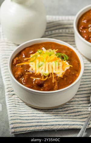 Mexikanisches hausgemachtes Rindfleisch Chili Con Carne mit Käse und Zwiebeln Stockfoto