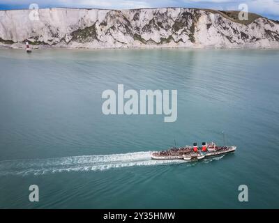 Der letzte seetaugliche Raddampfer der Welt, der Waverley, passiert Beachy Head auf dem Weg zum Eastbourne Pier bei schlechtem Wetter. Das ölgefeuerte Dampfschiff ersetzte eine frühere PS Waverley, die bei der Evakuierung von Dunkirk 1940 verloren ging. Nachdem es aus dem aktiven Dienst genommen wurde, wurde es 1974 der Paddle Steamer Preservation Society für £ 1 geschenkt. Beachy Head, East Sussex, Großbritannien Stockfoto