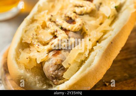 Deutsche hausgemachte Bratwurst-Sandwiches mit Sauerkraut und Bier zum Oktoberfest Stockfoto