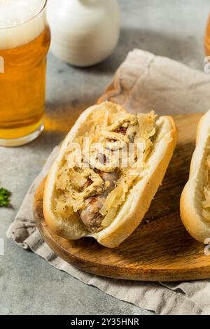 Deutsche hausgemachte Bratwurst-Sandwiches mit Sauerkraut und Bier zum Oktoberfest Stockfoto