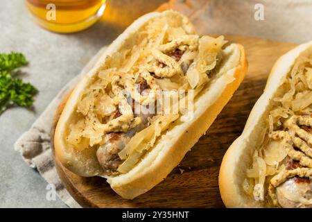 Deutsche hausgemachte Bratwurst-Sandwiches mit Sauerkraut und Bier zum Oktoberfest Stockfoto