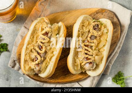 Deutsche hausgemachte Bratwurst-Sandwiches mit Sauerkraut und Bier zum Oktoberfest Stockfoto