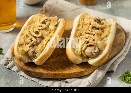 Deutsche hausgemachte Bratwurst-Sandwiches mit Sauerkraut und Bier zum Oktoberfest Stockfoto