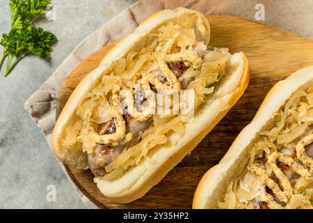 Deutsche hausgemachte Bratwurst-Sandwiches mit Sauerkraut und Bier zum Oktoberfest Stockfoto