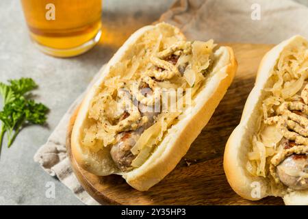 Deutsche hausgemachte Bratwurst-Sandwiches mit Sauerkraut und Bier zum Oktoberfest Stockfoto