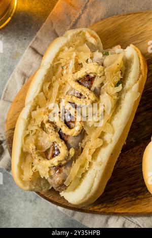 Deutsche hausgemachte Bratwurst-Sandwiches mit Sauerkraut und Bier zum Oktoberfest Stockfoto