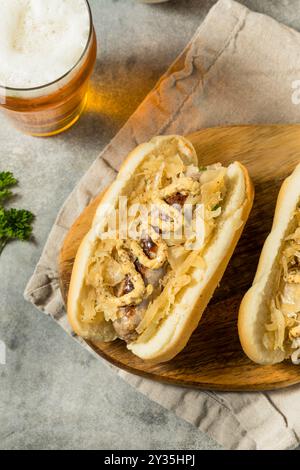 Deutsche hausgemachte Bratwurst-Sandwiches mit Sauerkraut und Bier zum Oktoberfest Stockfoto