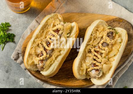 Deutsche hausgemachte Bratwurst-Sandwiches mit Sauerkraut und Bier zum Oktoberfest Stockfoto