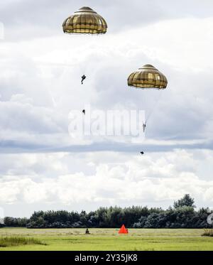 ZOUTKAMP - die Air Mobile Brigade trainiert gemeinsam mit 12 internationalen Partnern den Flugbetrieb während einer Trainingsübung rund um die Feier der Operation Market Garden. In einem Übungsszenario führen sie einen Luftangriff auf das Übungsdorf Marnehuizen durch. ANP REMKO DE WAAL niederlande raus - belgien raus Stockfoto