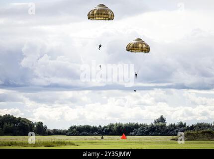 ZOUTKAMP - die Air Mobile Brigade trainiert gemeinsam mit 12 internationalen Partnern den Flugbetrieb während einer Trainingsübung rund um die Feier der Operation Market Garden. In einem Übungsszenario führen sie einen Luftangriff auf das Übungsdorf Marnehuizen durch. ANP REMKO DE WAAL niederlande raus - belgien raus Stockfoto