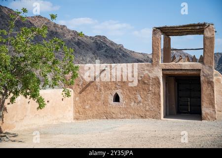 Im Inneren der historischen Al Hayl Festung, erbaut 1930 in Al Hayl Wadi, Fujairah, VAE, repräsentiert das reiche kulturelle Erbe der Emirate Stockfoto