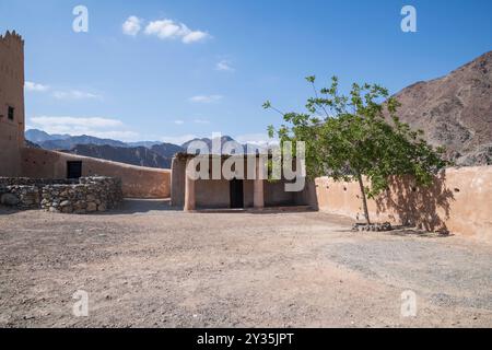 Im Inneren der historischen Al Hayl Festung, erbaut 1930 in Al Hayl Wadi, Fujairah, VAE, repräsentiert das reiche kulturelle Erbe der Emirate Stockfoto