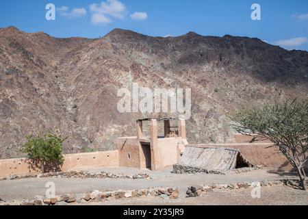 Die historische Al Hayl Festung, erbaut 1930, überblickt Al Hayl Valley, Fujairah, VAE und repräsentiert das reiche kulturelle Erbe der Emirate Stockfoto