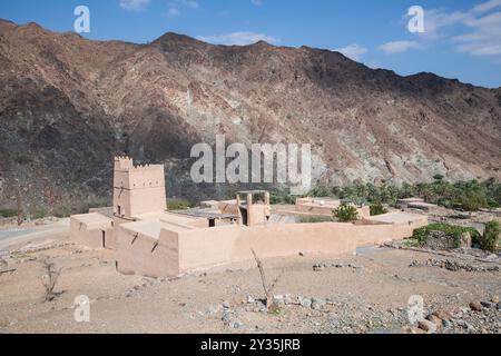 Die 1930 erbaute Al-Hayl-Festung steht auf einem Berg in der Nähe des Al-Hayl-Tals und sichert die Straße nach Fujairah während der Ära Mohammed bin Hamad Al-Sharqi Stockfoto