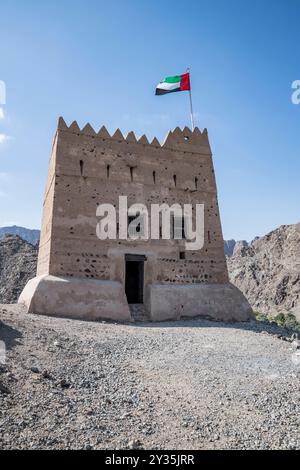 Al Hayl Festung Turm, 1930 gebaut, symbolisiert die Verteidigung der Fudschairah Straße während Mohammed bin Hamad Al Sharqi Stockfoto