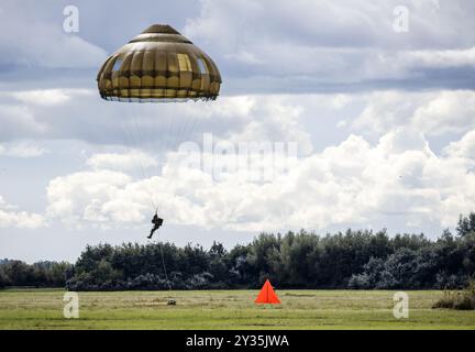 ZOUTKAMP - die Air Mobile Brigade trainiert gemeinsam mit 12 internationalen Partnern den Flugbetrieb während einer Trainingsübung rund um die Feier der Operation Market Garden. In einem Übungsszenario führen sie einen Luftangriff auf das Übungsdorf Marnehuizen durch. ANP REMKO DE WAAL niederlande raus - belgien raus Stockfoto