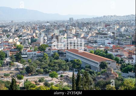 Aus der Vogelperspektive auf das antike Agora mit dem Gebäude Stoa of Attalos in der Stadt Athen, Griechenland. Stockfoto