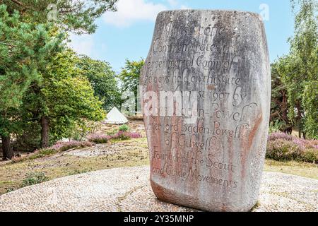 Gedenkstein zum Gedenken an das erste Pfadfindercamp von Lord Baden Powell im August 1907 auf Brownsea Island in Poole Harbour, Dorset, England Stockfoto