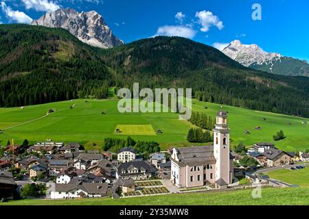Die Gemeinde Sexten, Sexten, mit der römisch-katholischen Pfarrkirche Peter und Paul, Sexten, Sexten, Sexten, Südtirol, Trentino-Südtirol, Italien Stockfoto
