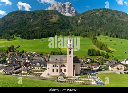 Die Gemeinde Sexten, Sexten, mit der römisch-katholischen Pfarrkirche Peter und Paul, Sexten, Sexten, Sexten, Südtirol, Trentino-Südtirol, Italien Stockfoto