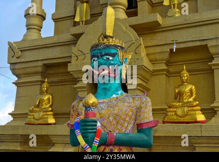 Yaksha Tempelwächter an der Laem Sor Pagode, Bang Kao Beach, Koh Samui, Thailand Stockfoto