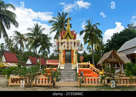 Malerischer Schrein im Tempelkomplex Wat Khiri Mat, Phang Ka, Koh Samui, Thailand Stockfoto