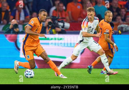 Amsterdam, Niederlande. September 2024. Joshua Kimmich, DFB 6 tritt um den Ball, Tackling, Duell, Header, zweikampf, Kampf gegen Ryan Gravenberch, NL 6 im UEFA Nations League 2024 Spiel NIEDERLANDE - DEUTSCHLAND 2-2 in der Saison 2024/2025 am 10. September 2024 in Amsterdam, NL. Fotograf: ddp Images/STAR-Images Credit: ddp Media GmbH/Alamy Live News Stockfoto