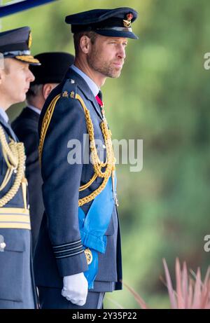 Image © lizenziert für Parsons Media. 12/09/2024. Cranwell, Großbritannien. Der Prinz von Wales nimmt an der Sovereign's Parade Teil. Royal Air Force College. Der Prinz von Wales nimmt an der Sovereign's Parade im Namen seiner Majestät König Charles III. Teil der Sovereign's Parade sind Absolventen des Commissioned Warrant Officers Course und des Modular Initial Officer Training Course. Insgesamt werden 48 Kadetten der Royal Air Force an der Parade teilnehmen, zusammen mit 4 internationalen Offizierskadetten aus Jordanien, Kenia, Pakistan und Uganda. Bild von Andrew Parsons/Parsons Media Stockfoto