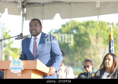 Miramar, USA. September 2024. MIRAMAR, FLORIDA - 11. SEPTEMBER: Maxwell B. Chambers und Yvette Colbourne nehmen am 11. September 2024 an der City of Miramar 9/11 und der Gedenkfeier für Veterans Memorial im Miramar Regional Park Teil. (Foto: JL/SIPA USA) Credit: SIPA USA/Alamy Live News Stockfoto