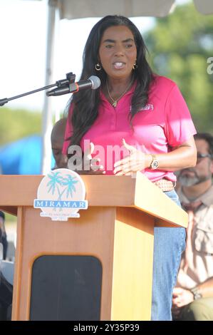 Miramar, USA. September 2024. MIRAMAR, FLORIDA – 11. SEPTEMBER 35 Barbara Sharief nimmt am 11. SEPTEMBER 2024 an der City of Miramar 9/11 und der Gedenkfeier für Veterans Memorial im Miramar Regional Park Teil. (Foto: JL/SIPA USA) Credit: SIPA USA/Alamy Live News Stockfoto