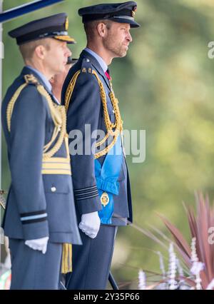 Image © lizenziert für Parsons Media. 12/09/2024. Cranwell, Großbritannien. Der Prinz von Wales nimmt an der Sovereign's Parade Teil. Royal Air Force College. Der Prinz von Wales nimmt an der Sovereign's Parade im Namen seiner Majestät König Charles III. Teil der Sovereign's Parade sind Absolventen des Commissioned Warrant Officers Course und des Modular Initial Officer Training Course. Insgesamt werden 48 Kadetten der Royal Air Force an der Parade teilnehmen, zusammen mit 4 internationalen Offizierskadetten aus Jordanien, Kenia, Pakistan und Uganda. Bild von Andrew Parsons/Parsons Media Stockfoto