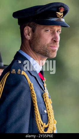 Image © lizenziert für Parsons Media. 12/09/2024. Cranwell, Großbritannien. Der Prinz von Wales nimmt an der Sovereign's Parade Teil. Royal Air Force College. Der Prinz von Wales nimmt an der Sovereign's Parade im Namen seiner Majestät König Charles III. Teil der Sovereign's Parade sind Absolventen des Commissioned Warrant Officers Course und des Modular Initial Officer Training Course. Insgesamt werden 48 Kadetten der Royal Air Force an der Parade teilnehmen, zusammen mit 4 internationalen Offizierskadetten aus Jordanien, Kenia, Pakistan und Uganda. Bild von Andrew Parsons/Parsons Media Stockfoto