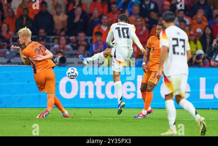 Amsterdam, Niederlande. September 2024. Jamal Musiala, DFB 10 tritt um den Ball, Tackling, Duell, Header, zweikampf, Action, Kampf gegen Jan-Paul van Hecke, NL 20 im UEFA Nations League 2024 Spiel NIEDERLANDE - DEUTSCHLAND 2-2 in der Saison 2024/2025 am 10. September 2024 in Amsterdam, NL. Fotograf: ddp Images/STAR-Images Credit: ddp Media GmbH/Alamy Live News Stockfoto