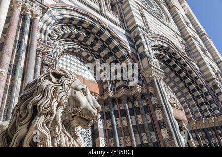 Genua, Italien - 28. Dezember 2023: Der Wachlöwe am Eingang des Duomo - die wichtigste Kirche der Stadt Stockfoto