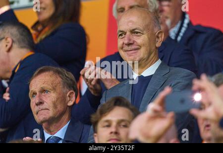 Amsterdam, Niederlande. September 2024. Bernd Neuendorf, DFB-Präsident Deutscher Fußball, Hans-Joachim Watzke, Geschäftsführer BVB, Mitglied DFB-Präsidium, DFB-Vizepräsident, in der UEFA Nations League 2024 Spiel NIEDERLANDE - DEUTSCHLAND 2-2 in der Saison 2024/2025 am 10. September 2024 in Amsterdam, NL. Fotograf: ddp Images/STAR-Images Credit: ddp Media GmbH/Alamy Live News Stockfoto